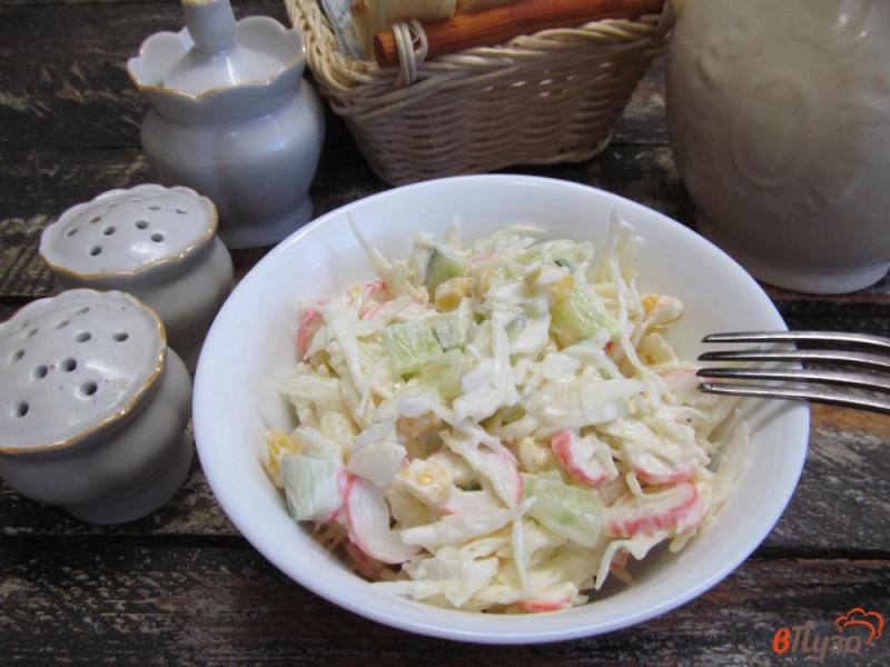 Фото приготовление рецепта: Капустный салат с крабовыми палочками огурцом и кукурузой шаг №6