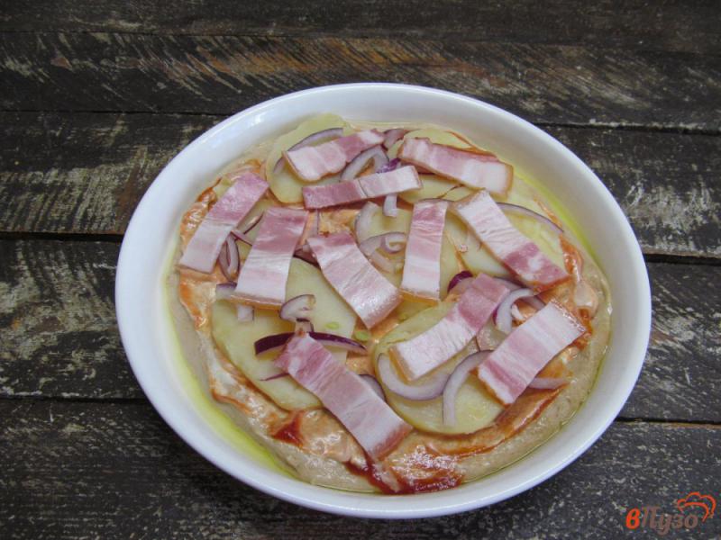 Фото приготовление рецепта: Пицца с картошкой луком и сыром моцарелла шаг №4