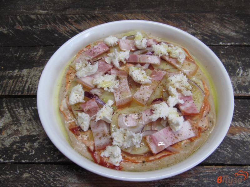Фото приготовление рецепта: Пицца с картошкой луком и сыром моцарелла шаг №5