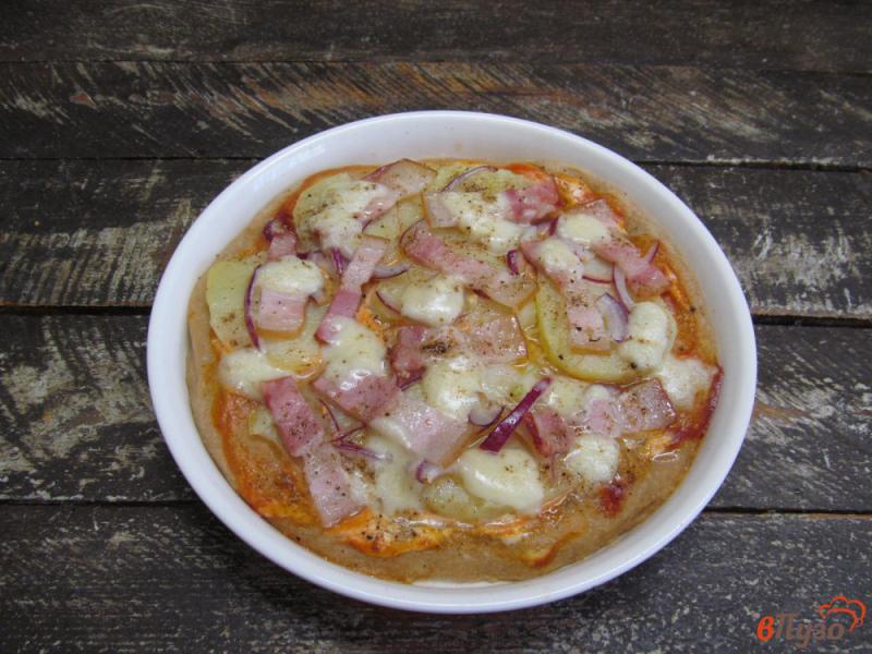 Фото приготовление рецепта: Пицца с картошкой луком и сыром моцарелла шаг №6