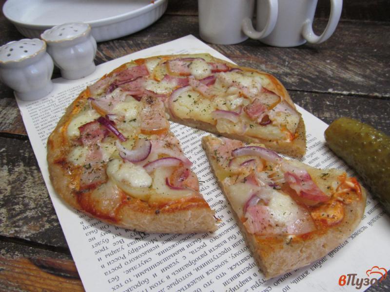 Фото приготовление рецепта: Пицца с картошкой луком и сыром моцарелла шаг №7