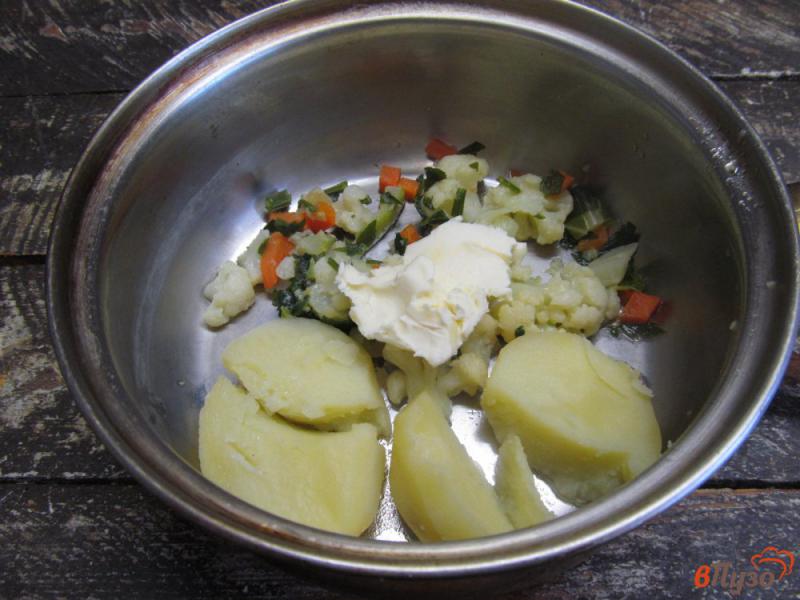 Фото приготовление рецепта: Картофель с цветной капустой беконом и яйцом шаг №3