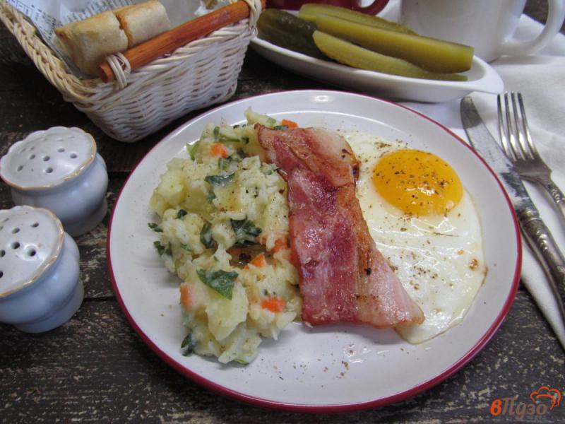 Фото приготовление рецепта: Картофель с цветной капустой беконом и яйцом шаг №6