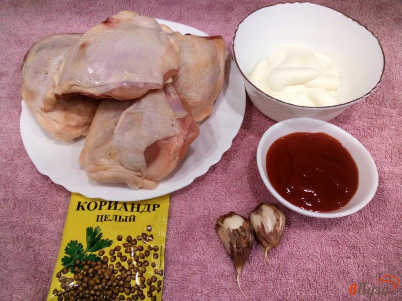 Фото приготовление рецепта: Запеченные бедра с майонезно-томатным соусом, чесноком и кориандром шаг №1