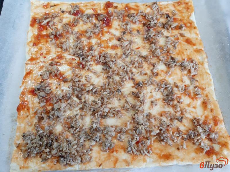 Фото приготовление рецепта: Пицца из слоеного теста с грибами шаг №6