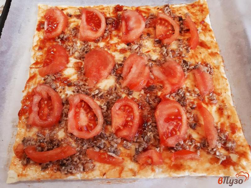Фото приготовление рецепта: Пицца из слоеного теста с грибами шаг №7