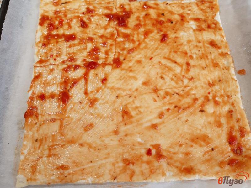 Фото приготовление рецепта: Пицца из слоеного теста с грибами шаг №5