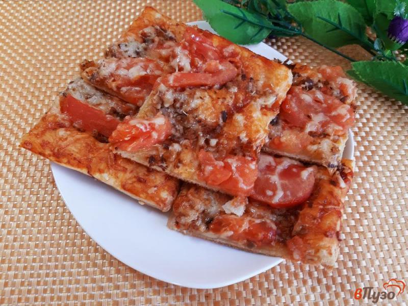 Фото приготовление рецепта: Пицца из слоеного теста с грибами шаг №10