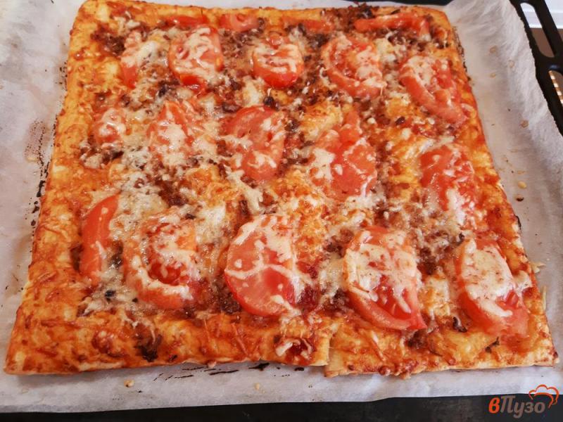 Фото приготовление рецепта: Пицца из слоеного теста с грибами шаг №9