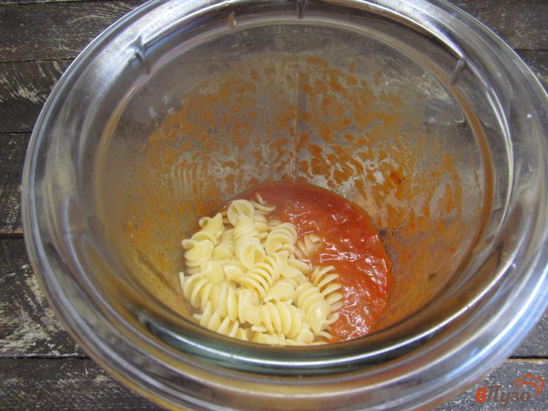 Фото приготовление рецепта: Паста в томатном соусе с сыром моцарелла шаг №6