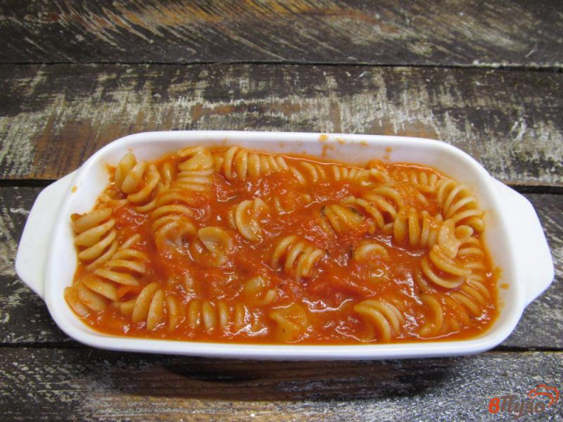 Фото приготовление рецепта: Паста в томатном соусе с сыром моцарелла шаг №7