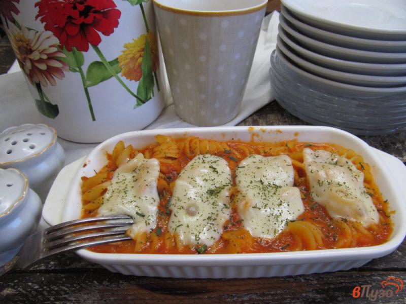 Фото приготовление рецепта: Паста в томатном соусе с сыром моцарелла шаг №9