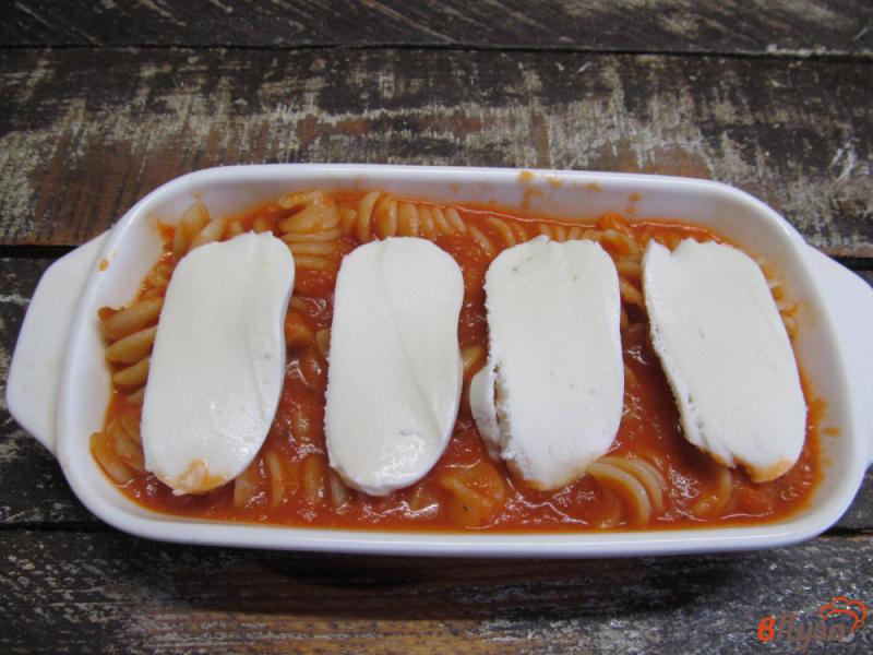 Фото приготовление рецепта: Паста в томатном соусе с сыром моцарелла шаг №8
