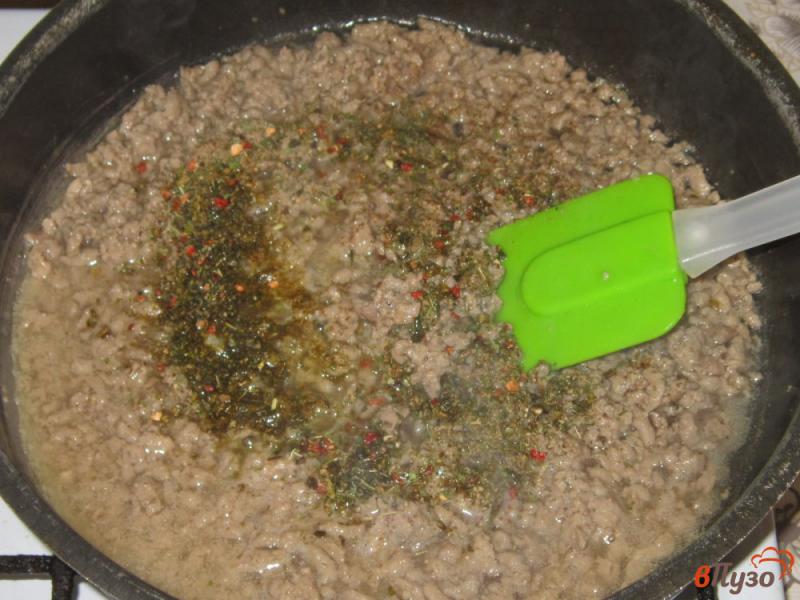 Фото приготовление рецепта: Фарш с картофелем на сковороде шаг №2