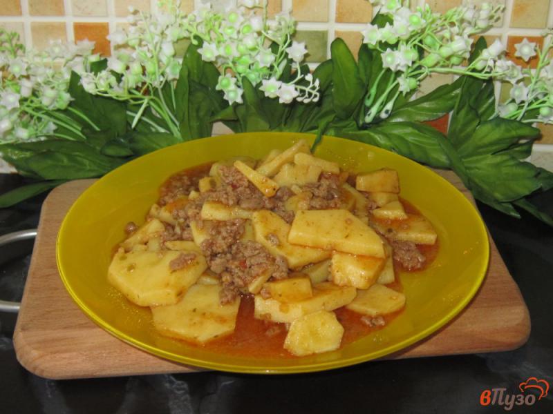Фото приготовление рецепта: Фарш с картофелем на сковороде шаг №6