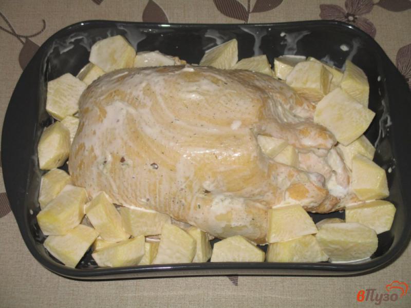 Фото приготовление рецепта: Утка запеченная с картофелем в майонезе шаг №4
