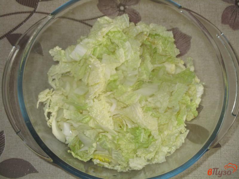 Фото приготовление рецепта: Овощной салат из пекинской капусты и помидоров шаг №1