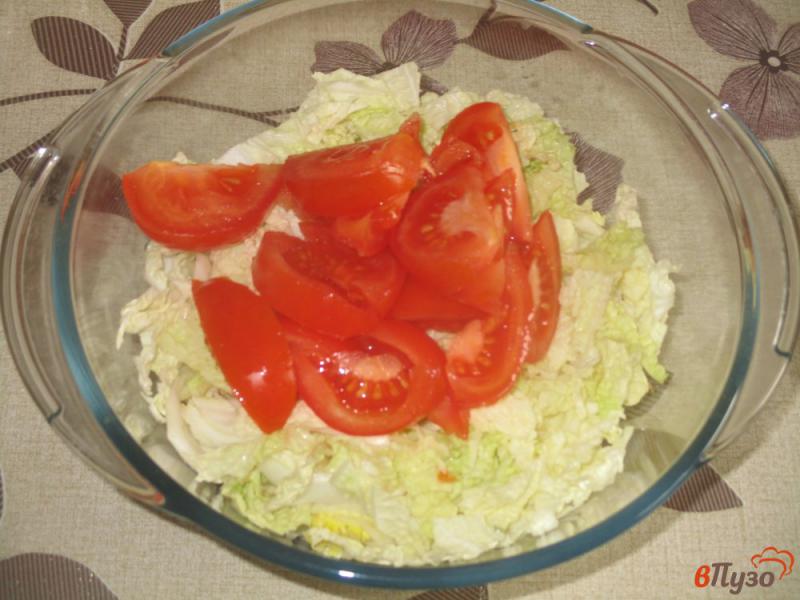 Фото приготовление рецепта: Овощной салат из пекинской капусты и помидоров шаг №2