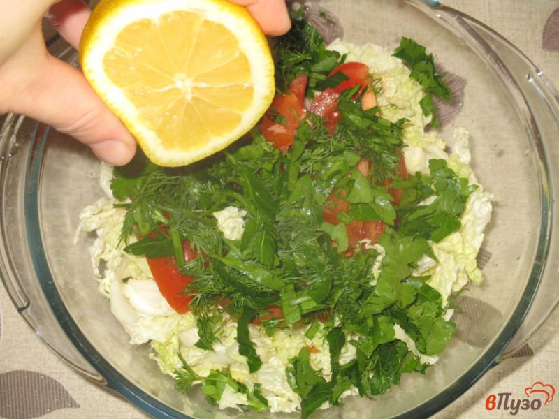 Фото приготовление рецепта: Овощной салат из пекинской капусты и помидоров шаг №4