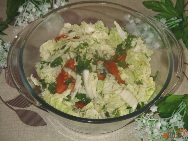 Фото приготовление рецепта: Овощной салат из пекинской капусты и помидоров шаг №5