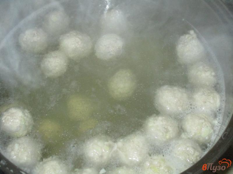 Фото приготовление рецепта: Суп с куриными фрикадельками и каперсами шаг №2