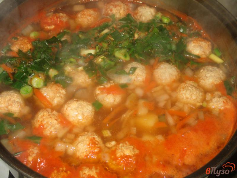Фото приготовление рецепта: Суп с куриными фрикадельками и каперсами шаг №6