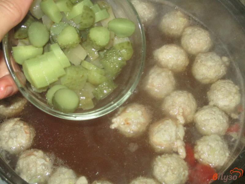 Фото приготовление рецепта: Суп с куриными фрикадельками и каперсами шаг №4