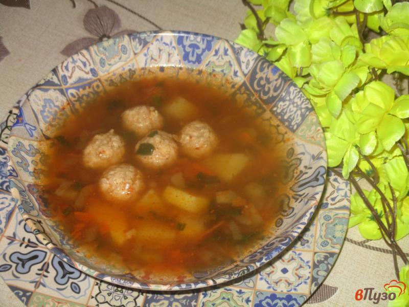 Фото приготовление рецепта: Суп с куриными фрикадельками и каперсами шаг №7