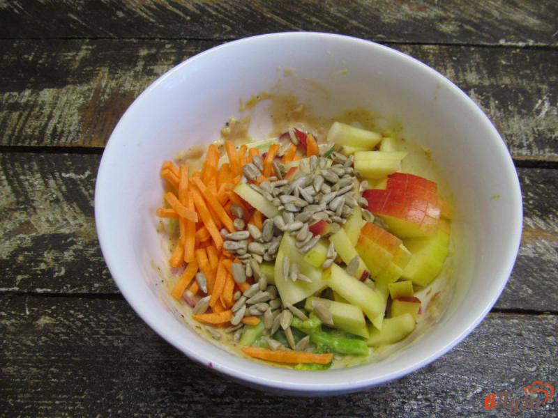 Фото приготовление рецепта: Салат из брокколи с морковью и яблоком шаг №5