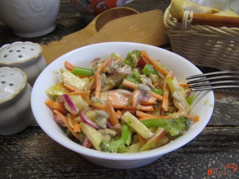 Фото приготовление рецепта: Салат из брокколи с морковью и яблоком шаг №6