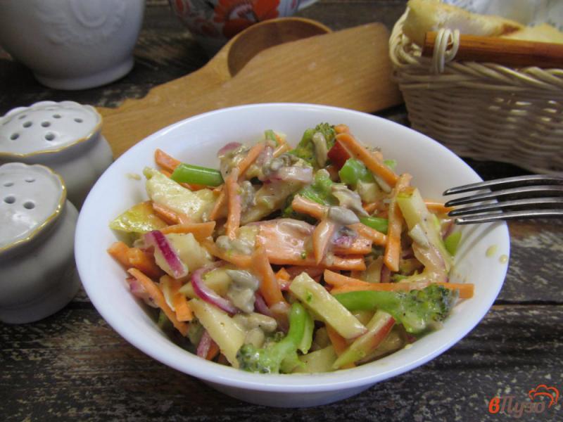 Фото приготовление рецепта: Салат из брокколи с морковью и яблоком шаг №7