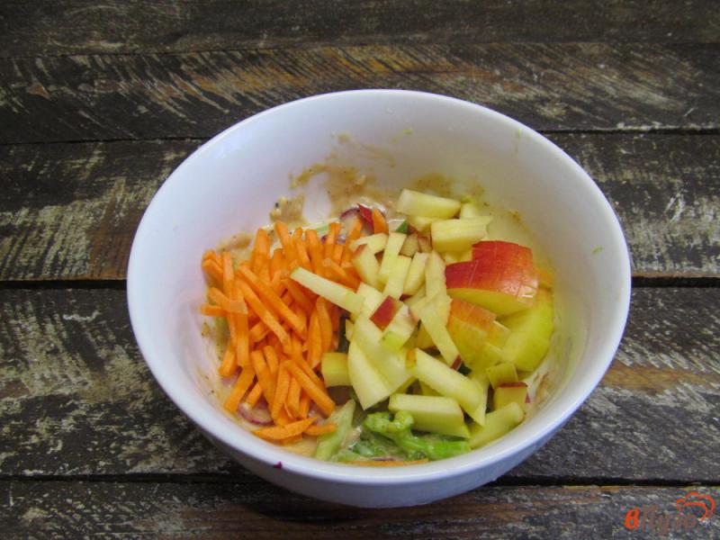 Фото приготовление рецепта: Салат из брокколи с морковью и яблоком шаг №4