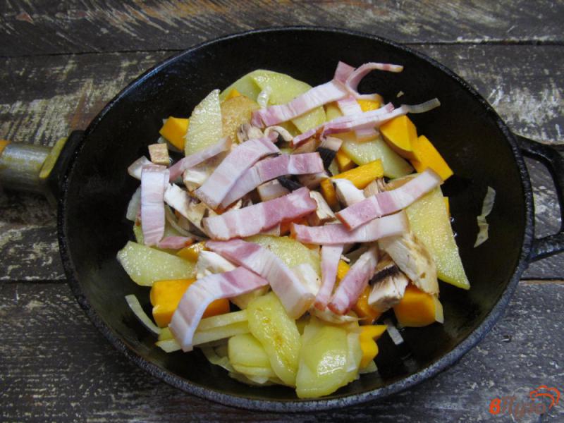 Фото приготовление рецепта: Жареные овощи с беконом и яйцом шаг №4