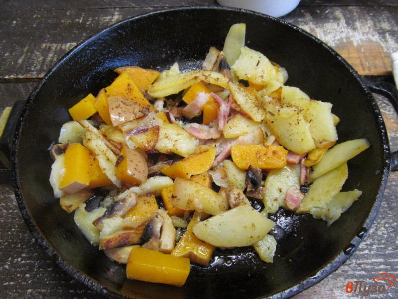 Фото приготовление рецепта: Жареные овощи с беконом и яйцом шаг №5