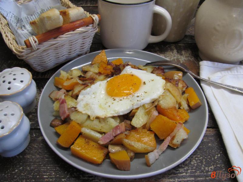 Фото приготовление рецепта: Жареные овощи с беконом и яйцом шаг №7