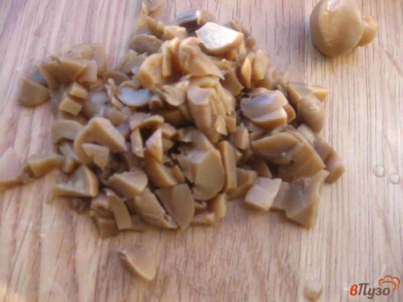 Фото приготовление рецепта: Салат с грибами и куриной грудкой шаг №2