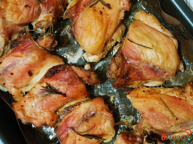 Фото приготовление рецепта: Запеченные куриные бедра с горчицей и розмарином шаг №4