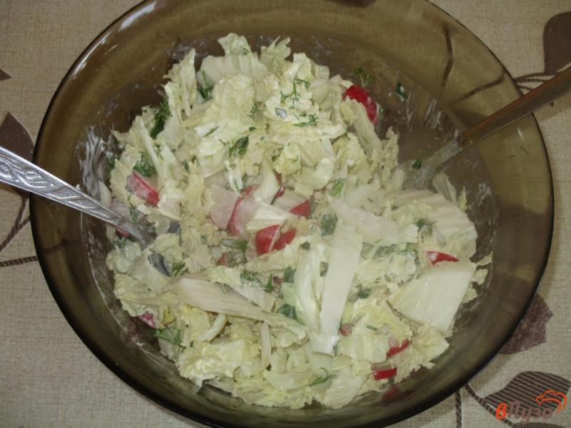 Фото приготовление рецепта: Овощной салат с редисом и кинзой шаг №3