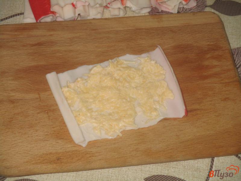 Фото приготовление рецепта: Крабовые палочки фаршированные сырной начинкой шаг №5