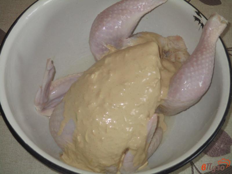 Фото приготовление рецепта: Курица запеченная в духовке на подставке шаг №3