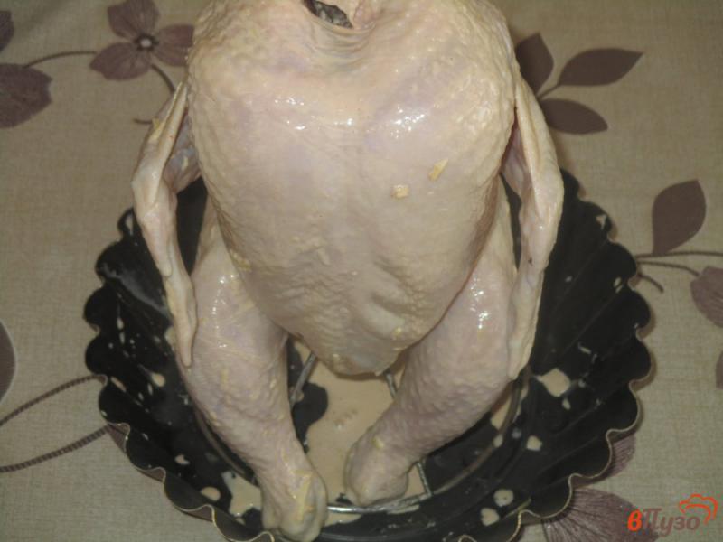 Фото приготовление рецепта: Курица запеченная в духовке на подставке шаг №4