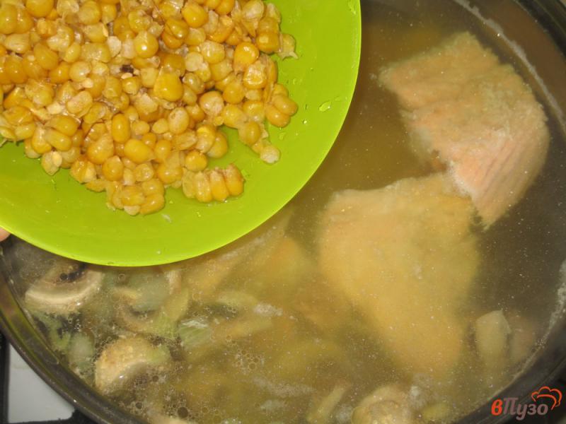 Фото приготовление рецепта: Суп из хребтов семги скукурузой шаг №4