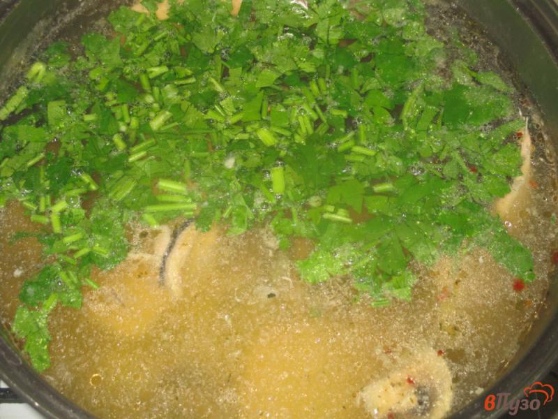 Фото приготовление рецепта: Суп из хребтов семги скукурузой шаг №5