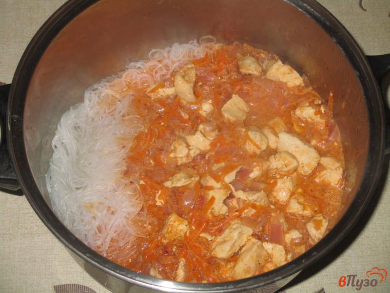 Фото приготовление рецепта: Фунчоза с куриной грудкой и овощами шаг №5