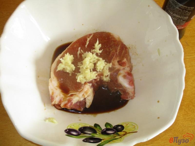 Фото приготовление рецепта: Свиной антрекот в соевом маринаде шаг №2