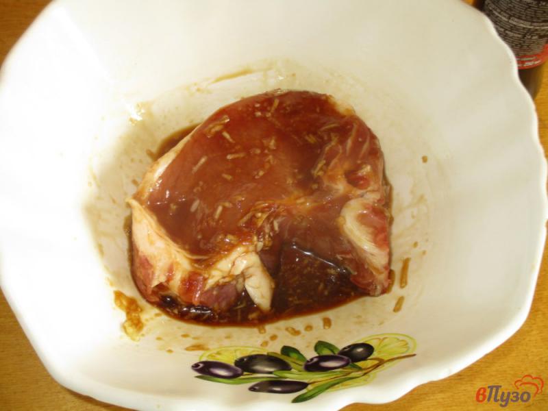 Фото приготовление рецепта: Свиной антрекот в соевом маринаде шаг №3