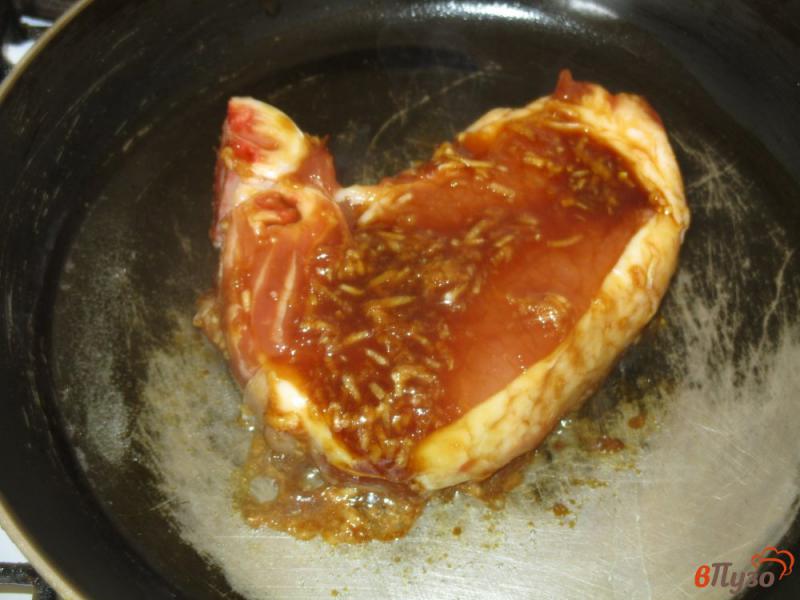 Фото приготовление рецепта: Свиной антрекот в соевом маринаде шаг №4