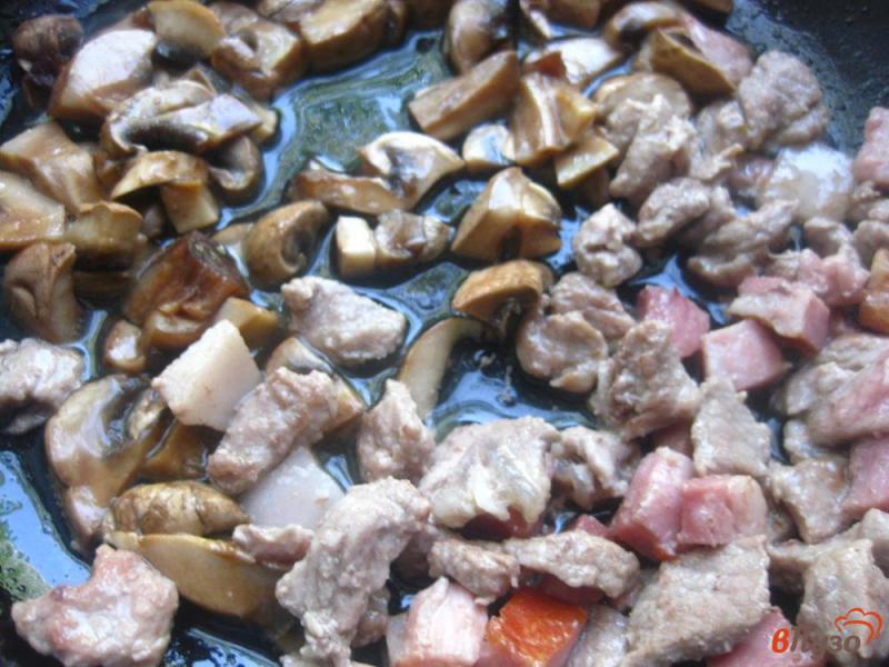 Фото приготовление рецепта: Рис с шампиньонами и свининой в мультиварке шаг №7
