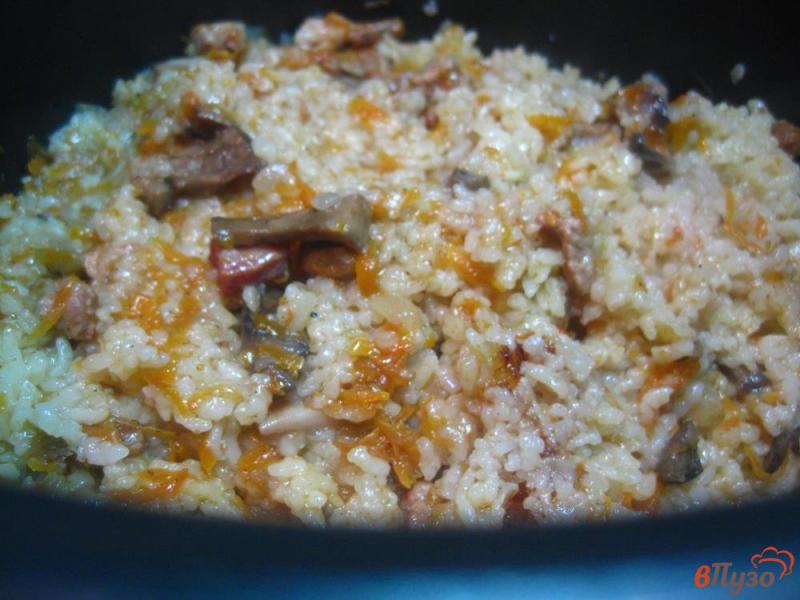 Фото приготовление рецепта: Рис с шампиньонами и свининой в мультиварке шаг №12