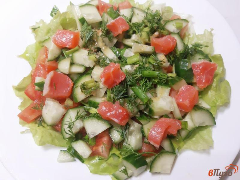 Фото приготовление рецепта: Салат с семгой и брынзой шаг №5
